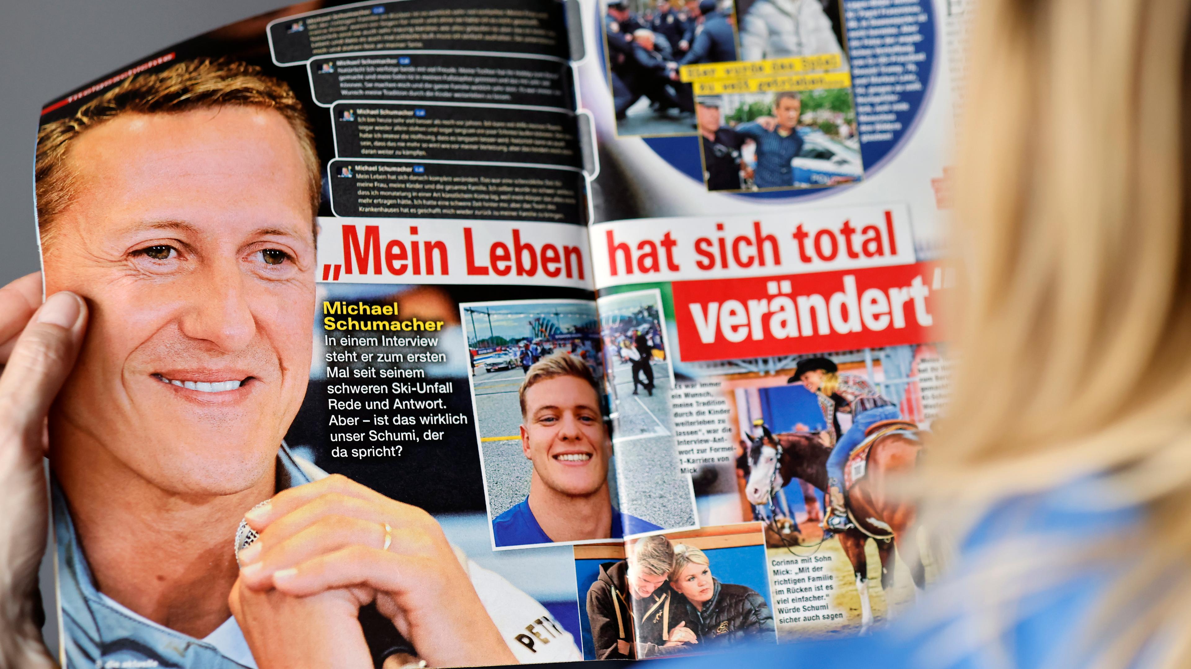Eine Frau liest das erfundene Interview mit Michael Schumacher in "die aktuelle".