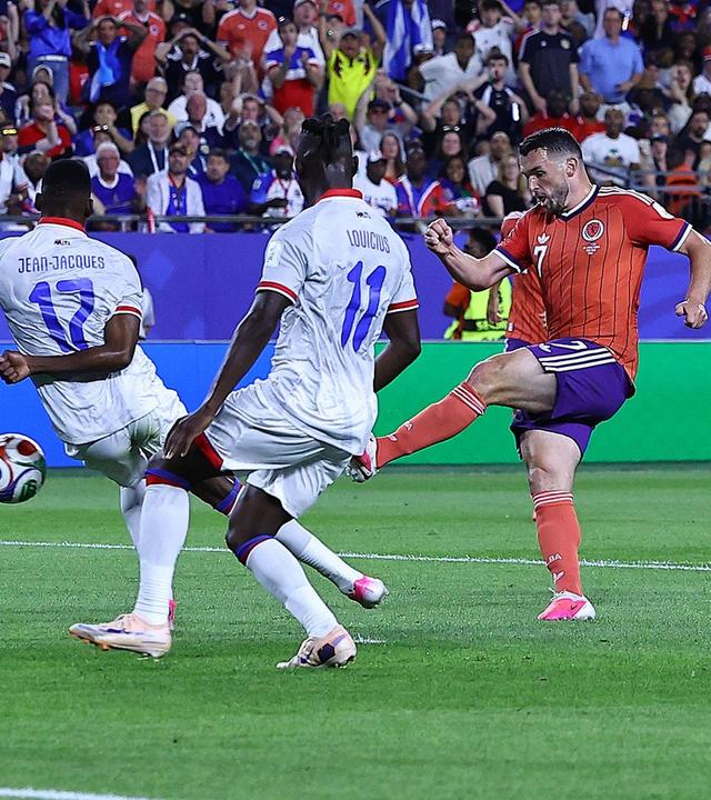 Schottlands John McGinn schießt aufs Tor