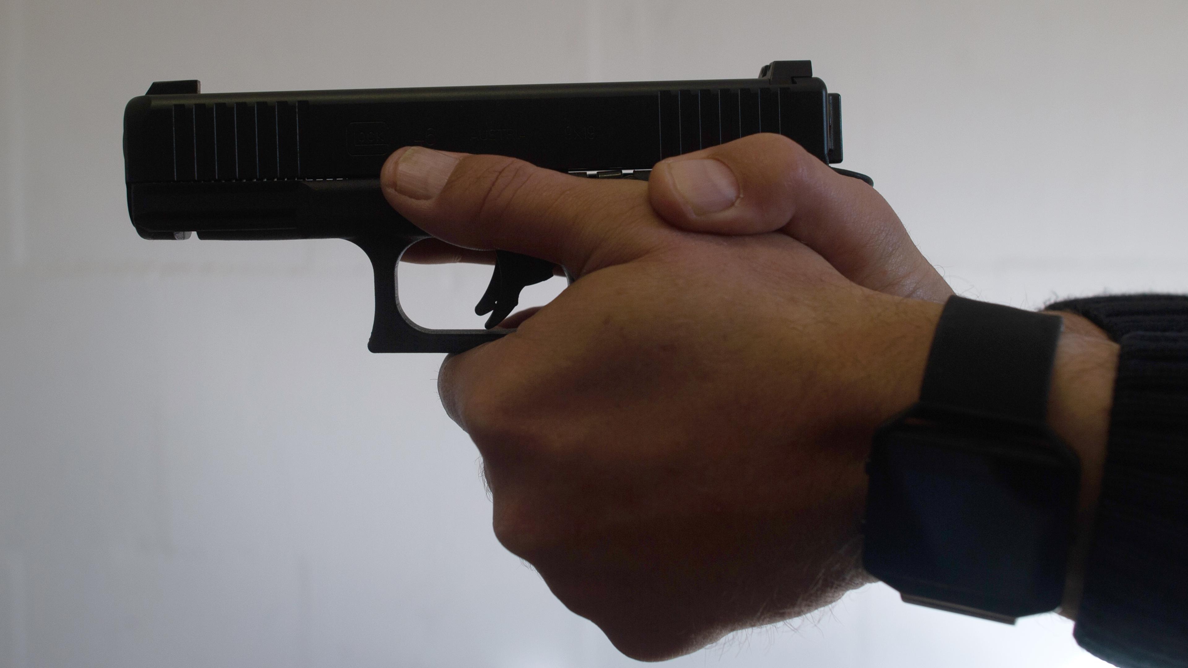 Ein Polizist zielt mit der Pistole "Glock 46".