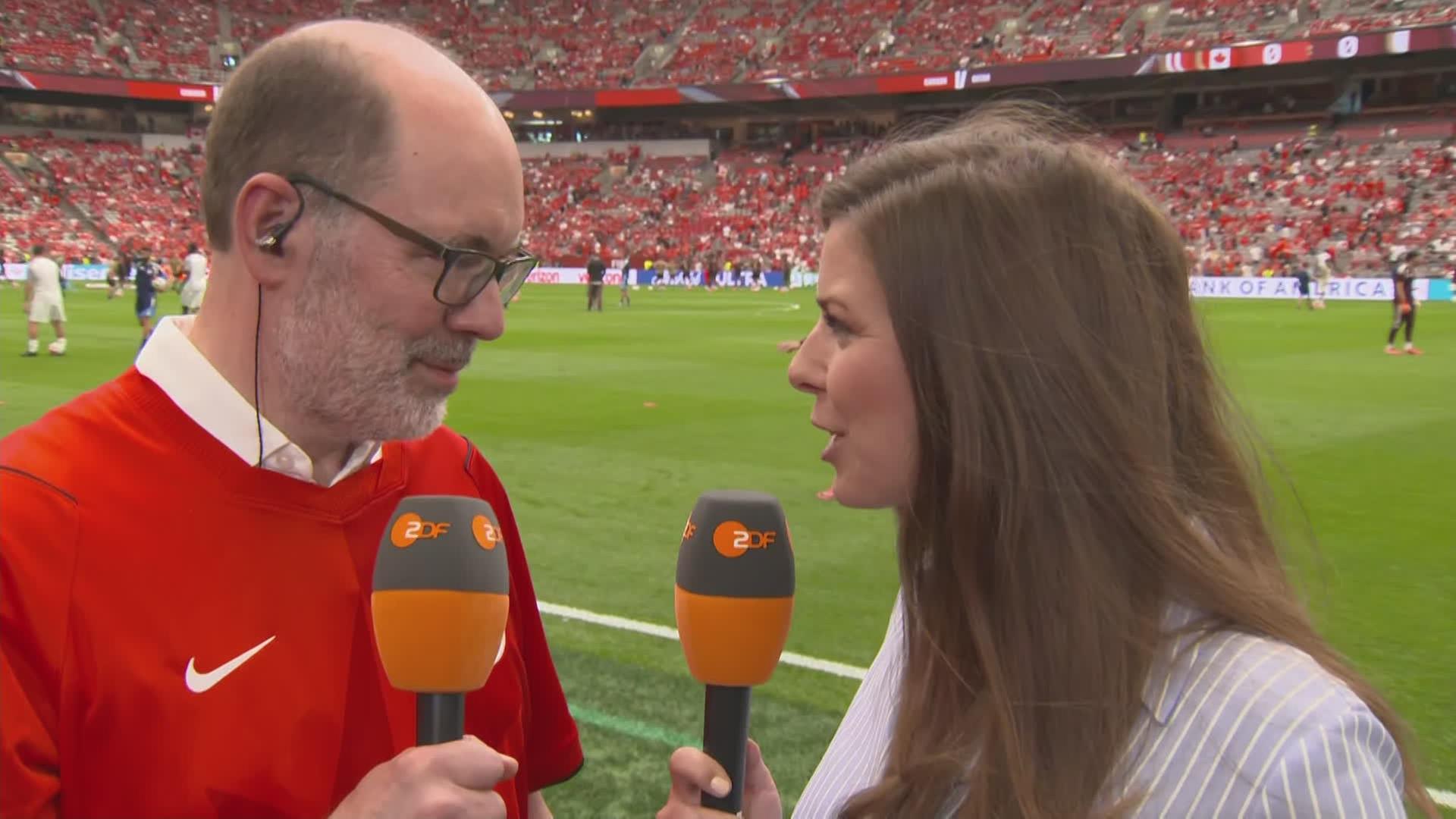 Der Geschäftsführer der Vancouver Whitecaps Axel Schuster im ZDF-Interview mit der Journalistin Amelie Stiefvatter