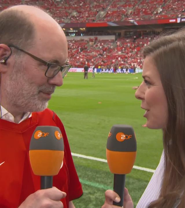 Der Geschäftsführer der Vancouver Whitecaps Axel Schuster im ZDF-Interview mit der Journalistin Amelie Stiefvatter