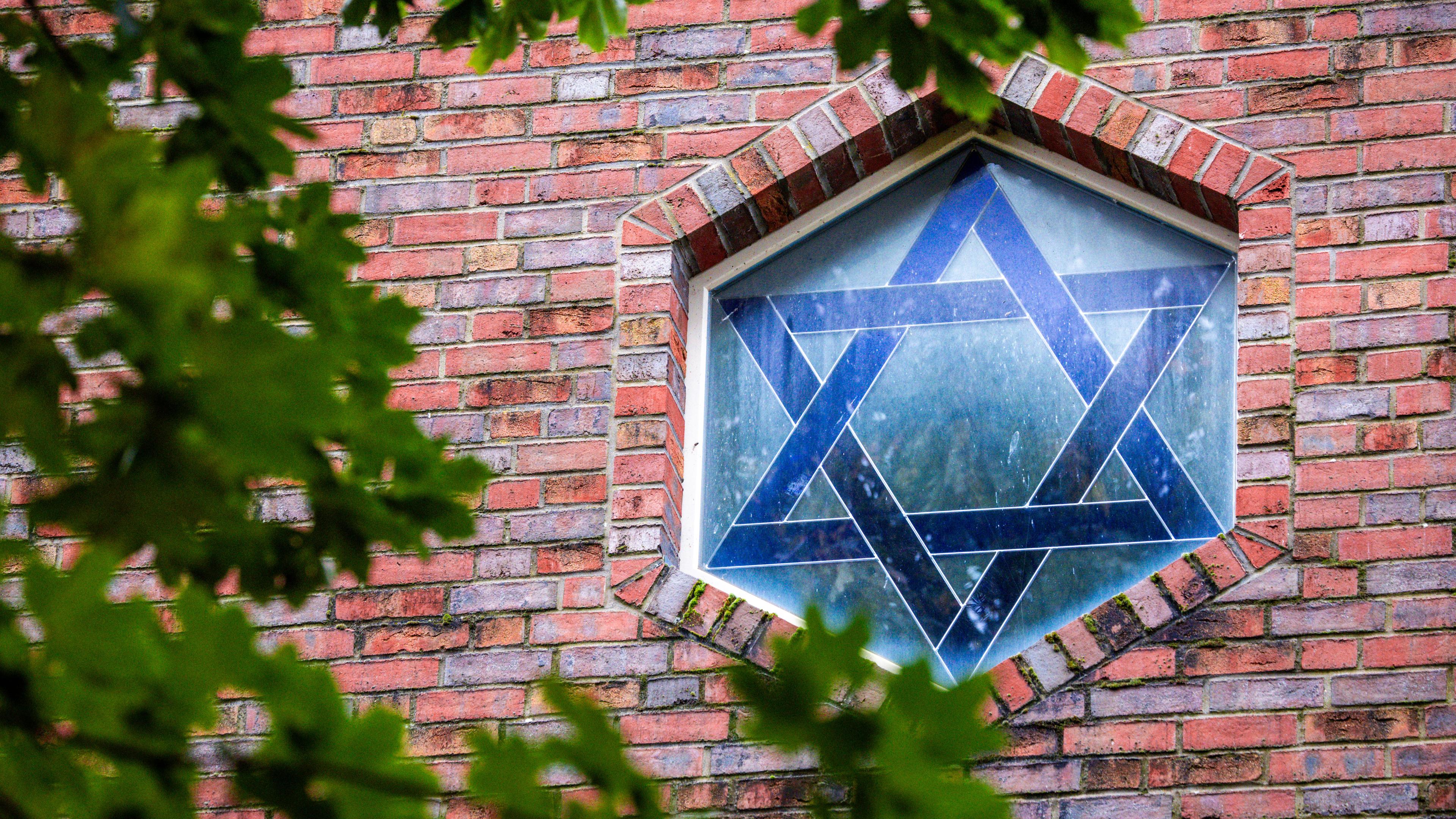 Der Davidstern ist in einem Fenstern der Synagoge zu sehen. 