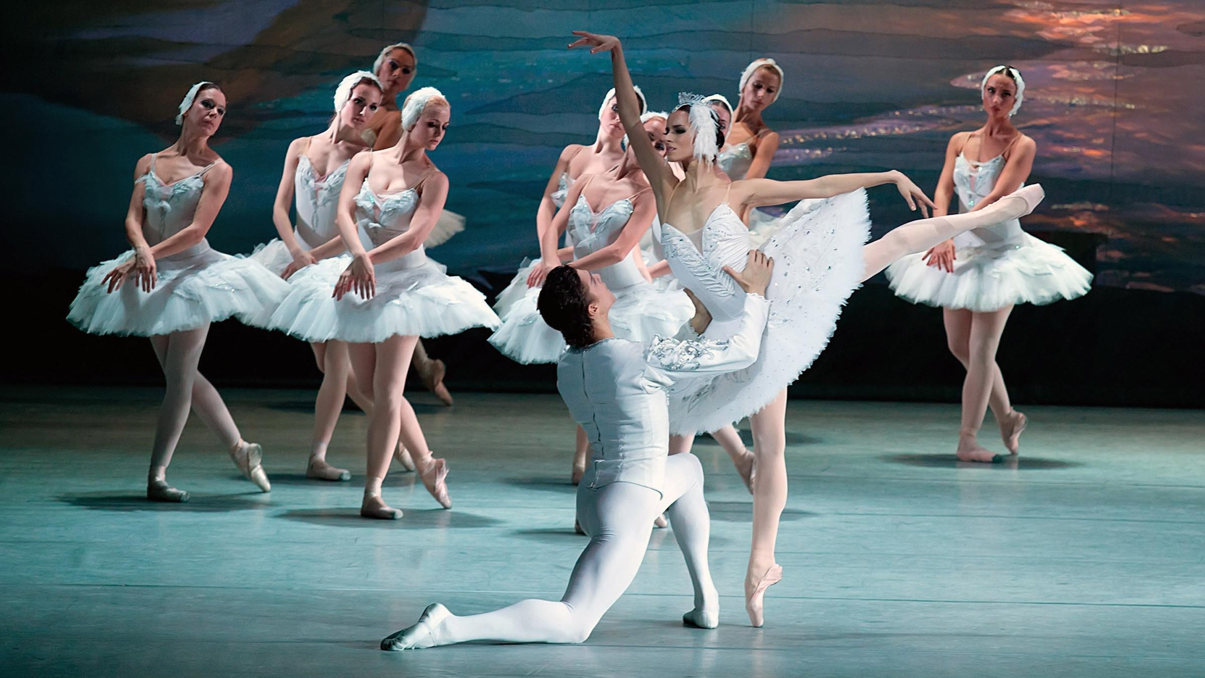 Eine Ballettkompagnie tanzt "Schwanensee"