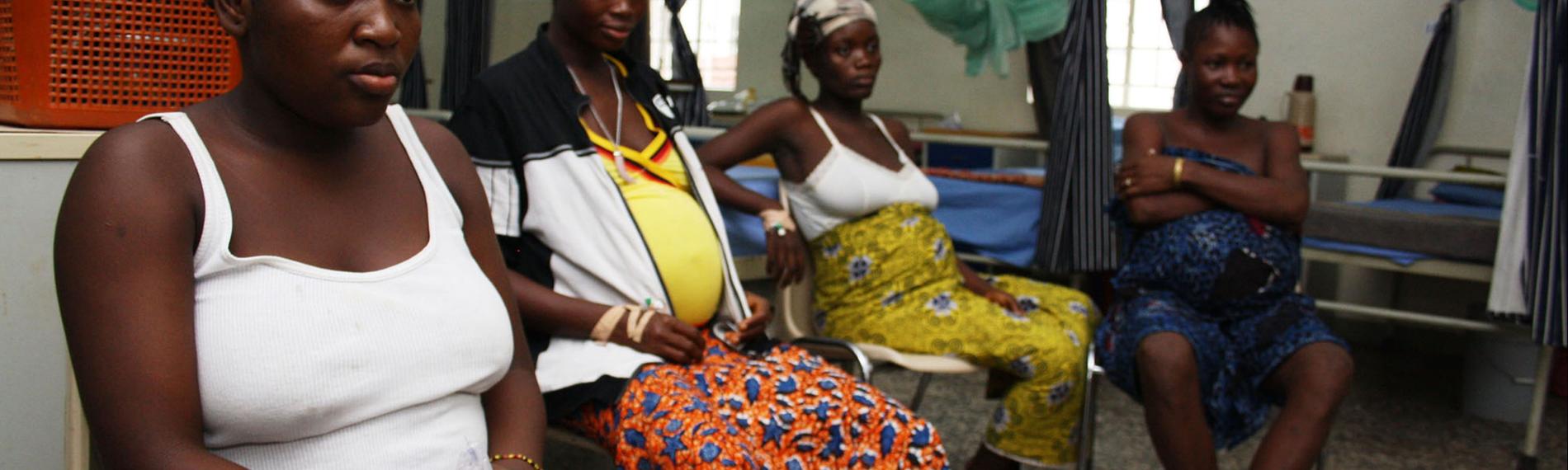 Archiv: Schwangere Frauen auf einer Entbindungsstation in Sierra Leone