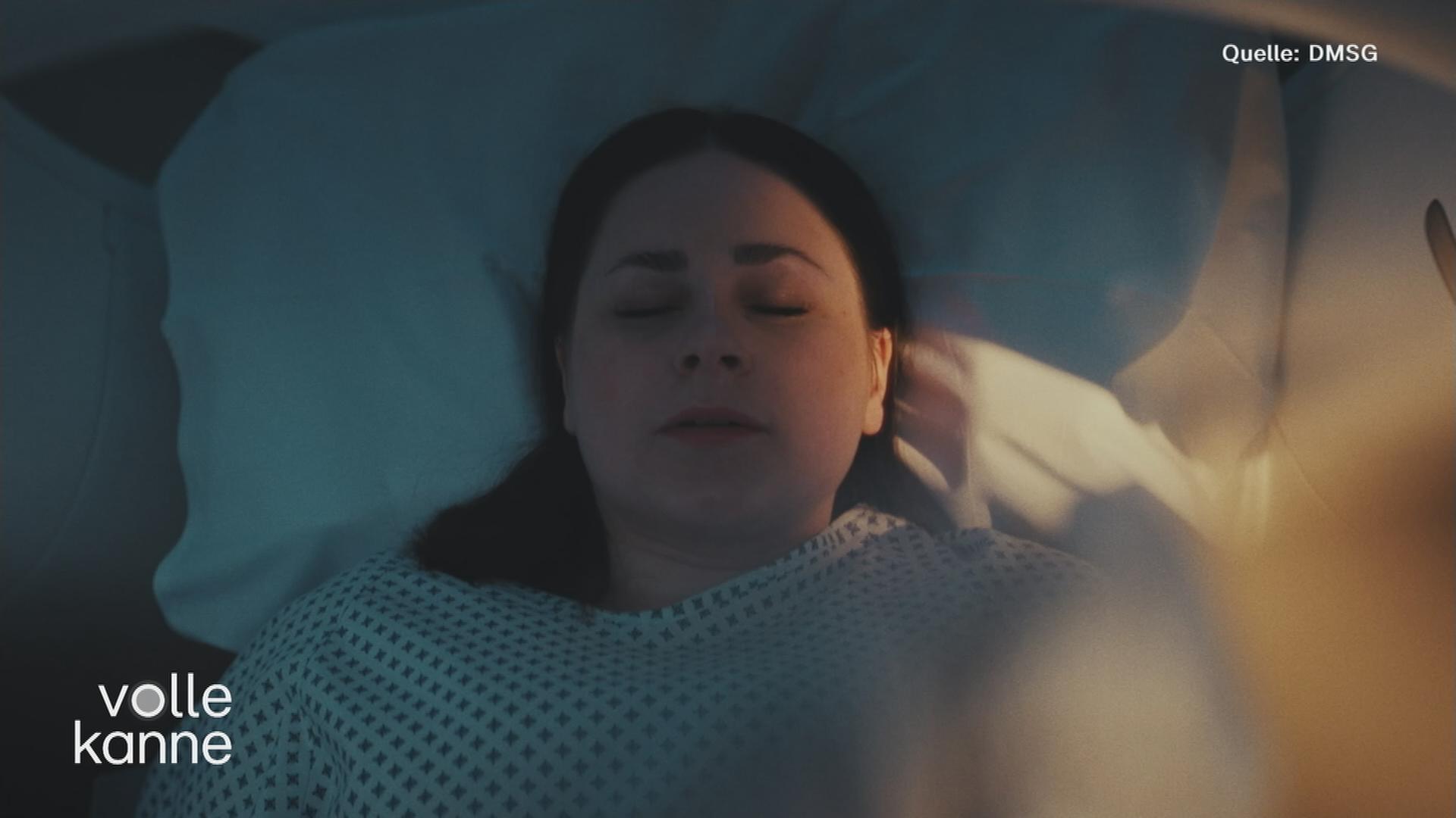 Eine schwangere Frau liegt in einem Krankenhausbett