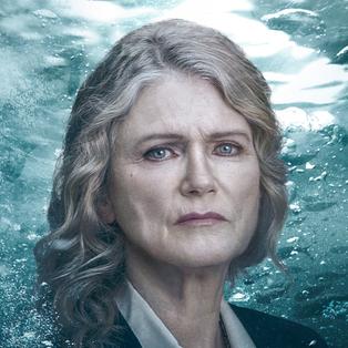 Dr. Katherina Lehmann (Barbara Sukowa) vor einem Unter-Wasser-Hintergrund