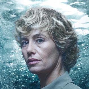 Dr. Cécile Roche (Cécile de France) vor einem Unter-Wasser-Hintergrund.