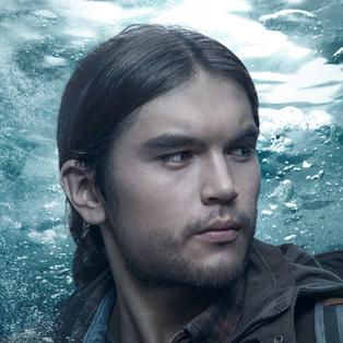 Leon Anawak (Joshua Odjick) vor einem Unter-Wasser-Hintergrund.