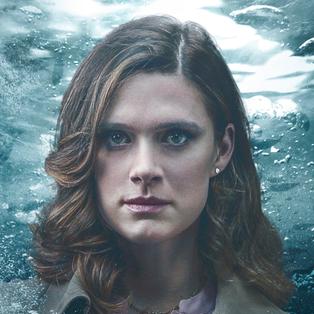 Tina Lund (Krista Kosonen) vor einem Unter-Wasser-Hintergrund