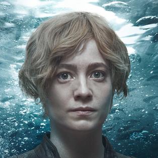 Charlie Wagner (Leonie Benesch) vor einem Unter-Wasser-Hintergrund