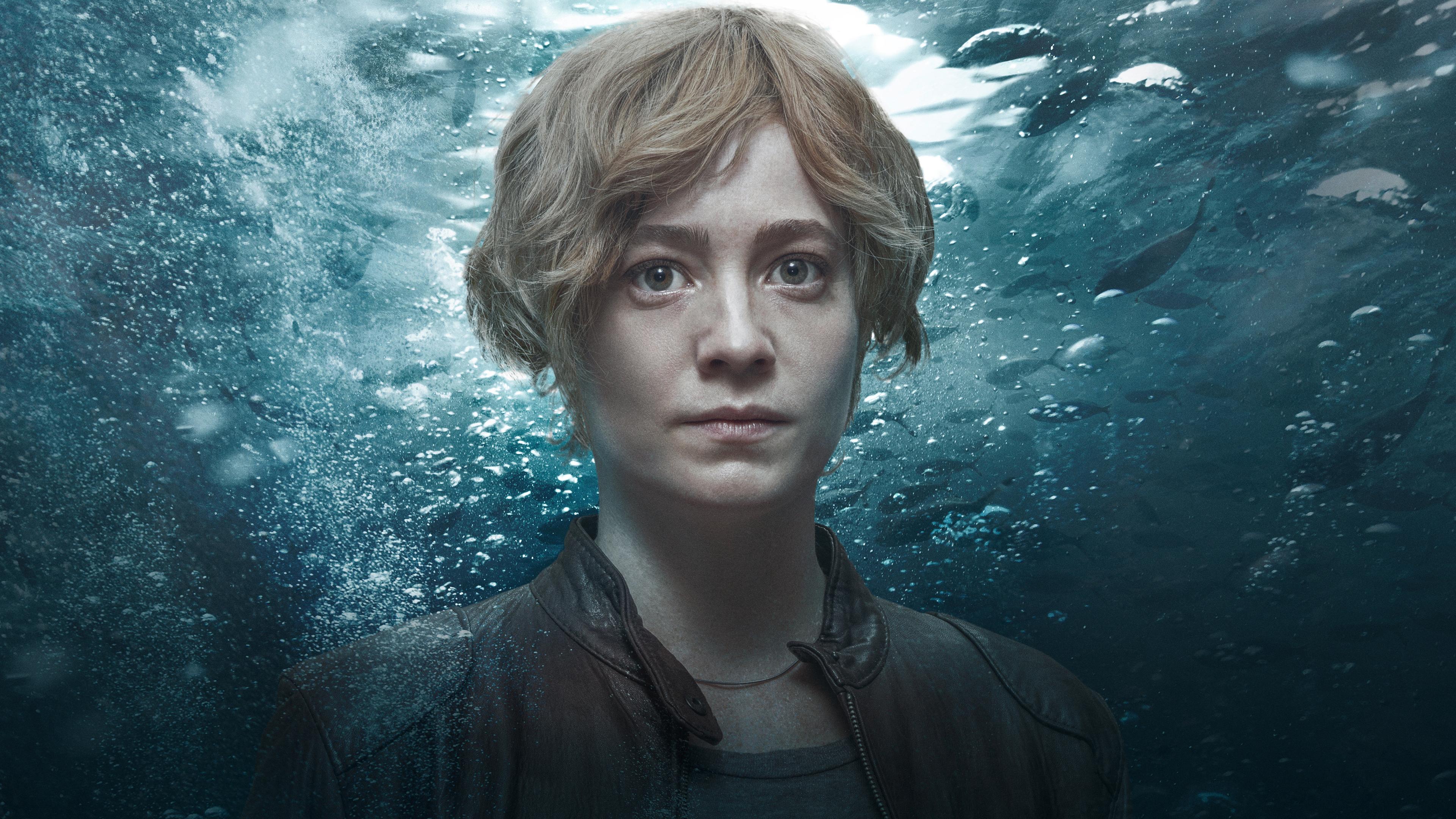 Charlie Wagner (Leonie Benesch) vor einem Unter-Wasser-Hintergrund
