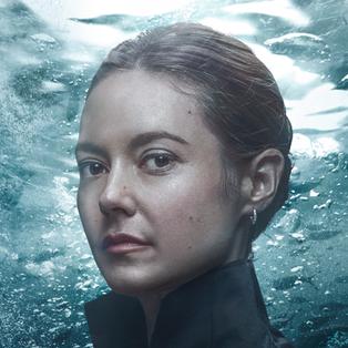 Sara Thompson (Lydia Wilson) vor einem Unter-Wasser-Hintergrund