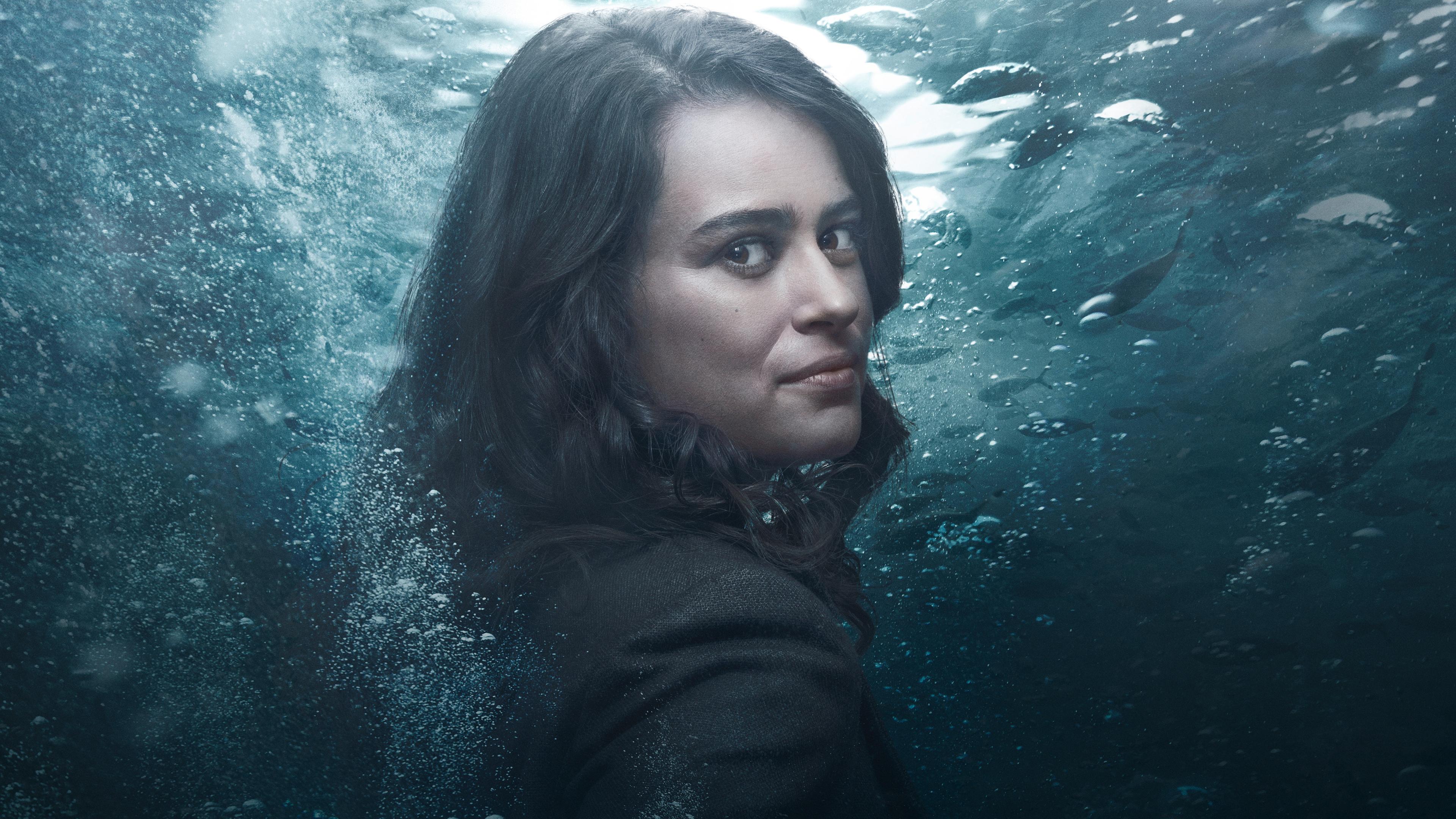 Alicia Delaware (Rosabell Laurenti Sellers) vor einem Unter-Wasser-Hintergrund