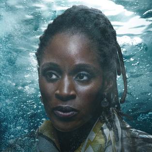 Samantha Crowe (Sharon Duncan-Brewster) vor einem Unter-Wasser-Hintergrund