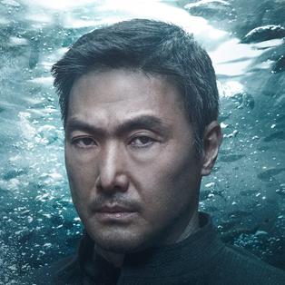 Riku Sato (Takehiro Hira) vor einem Unter-Wasser-Hintergrund