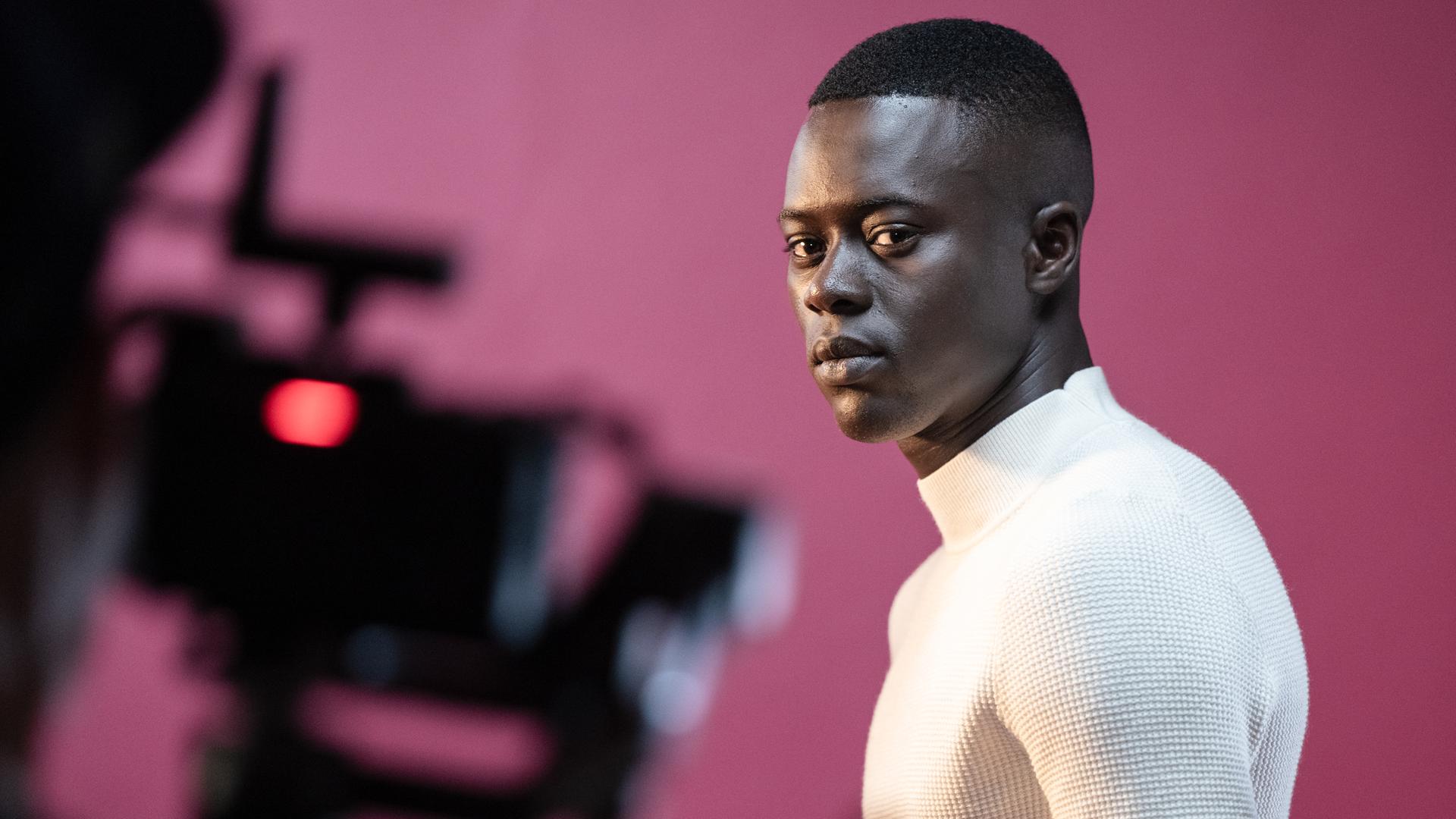 Schwarz und Deutsch.