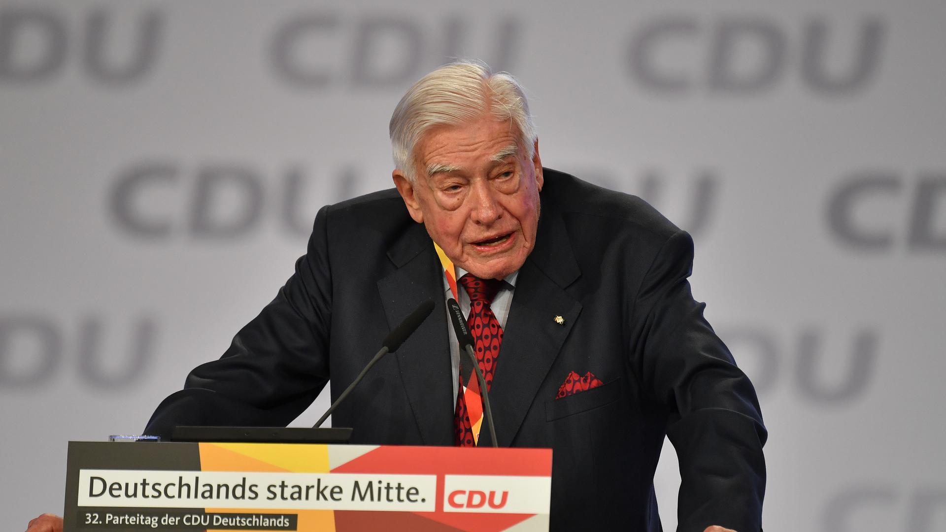 Christian Schwarz Schilling steht am Rednerpult