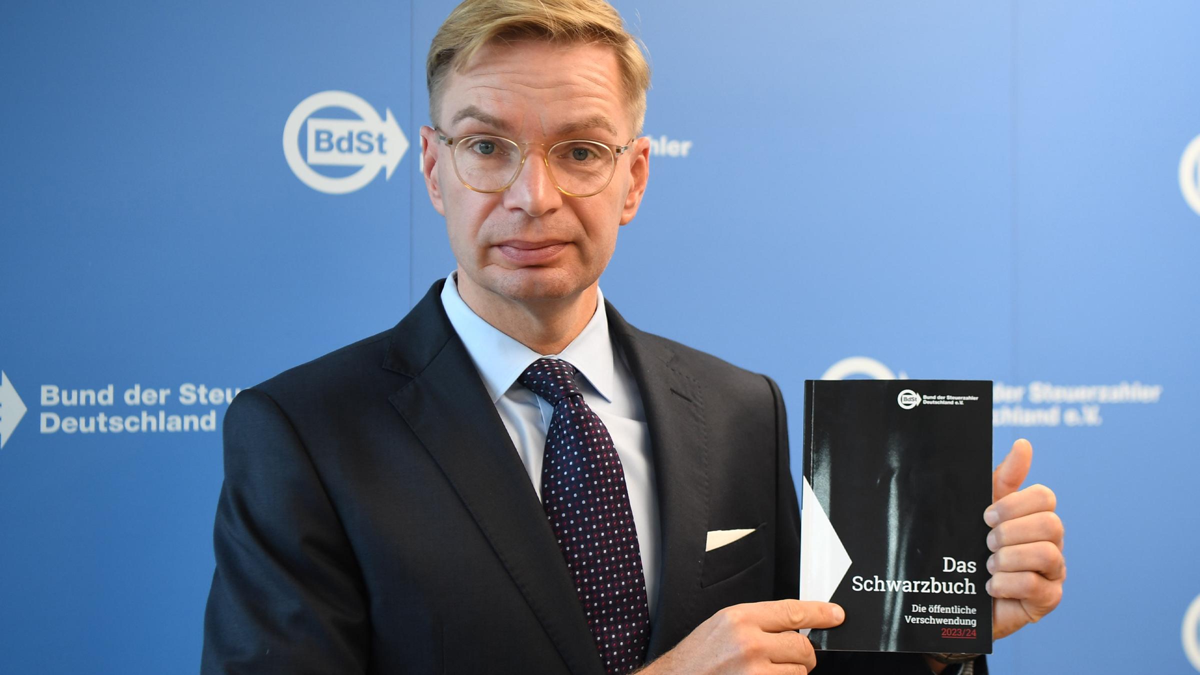 Reiner Holznagel präsentiert das 51. Schwarzbuch "Die öffentliche Verschwendung 2023/24" am 17.10.2023.