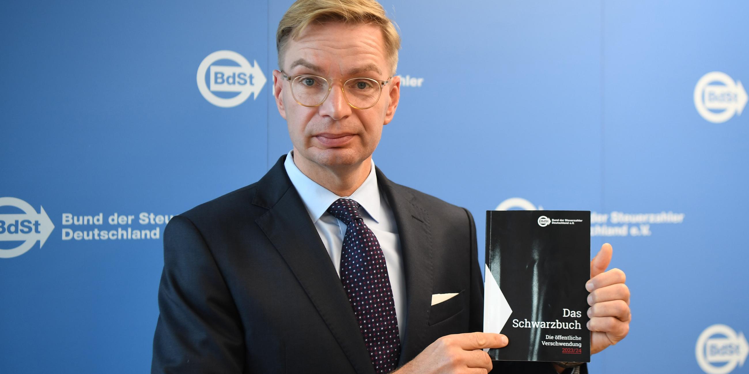 Reiner Holznagel präsentiert das 51. Schwarzbuch "Die öffentliche Verschwendung 2023/24" am 17.10.2023.