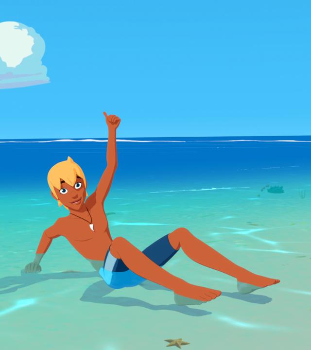 Yann sitzt am Strand im Wasser und streckt den linken Daumen in die Luft. Mit der rechten Hand stützt er sich ab.