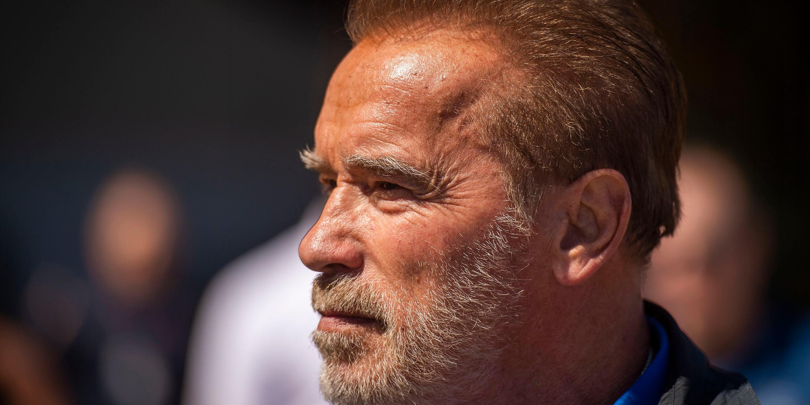 Arnold Schwarzenegger guckt kritisch in die Ferne