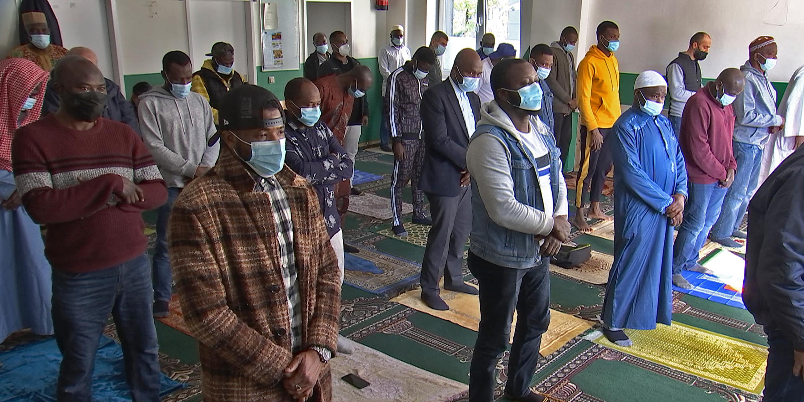 Schwarzer Islam in Afrika: Männer in einer Moschee