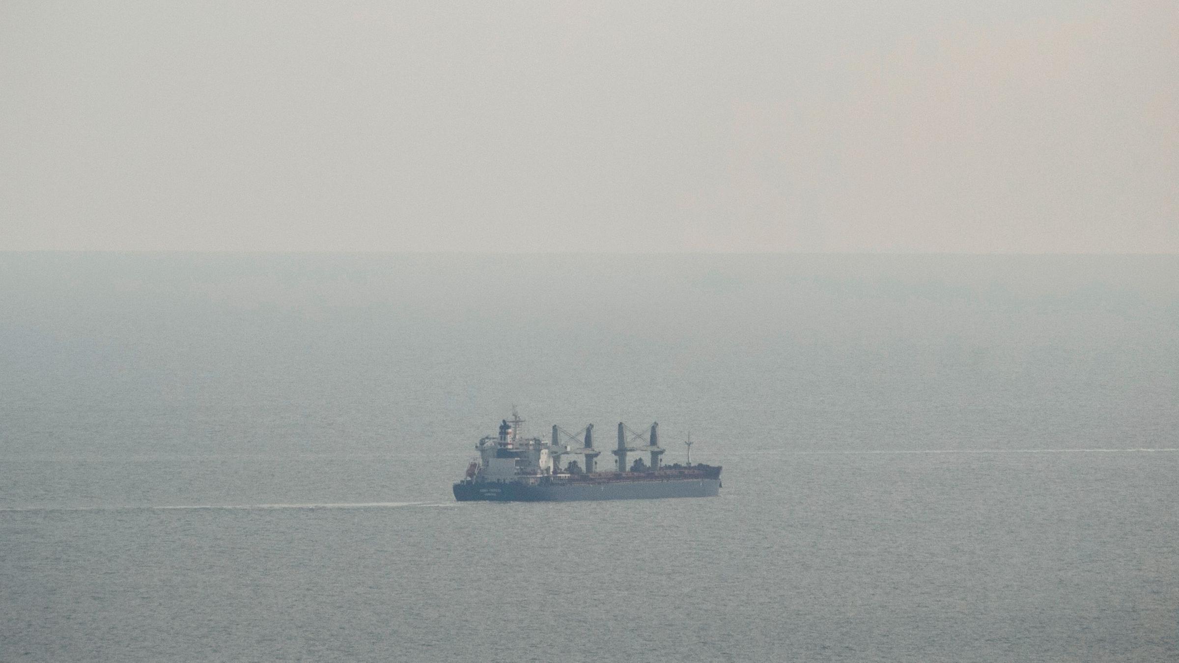 Ein Frachtschifft fährt durch den temporären Getreidekorridor auf dem schwarzen Meer.