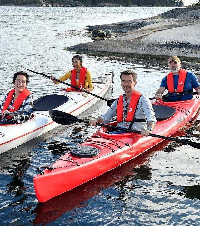 Auf dem Wasser befinden sich zwei Paddelboote. In dem einem sitzen im Freizeitdress Max Parger (Florian Silbereisen) und Martin Grimm (Daniel Morgenroth), in dem anderen Hanna Liebhold (Barbara Wussow) und Dr. Jessica Delgado (Collien Ulmen-Fernandes).