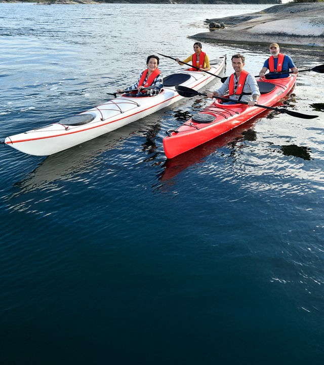 Auf dem Wasser befinden sich zwei Paddelboote. In dem einem sitzen im Freizeitdress Max Parger (Florian Silbereisen) und Martin Grimm (Daniel Morgenroth), in dem anderen Hanna Liebhold (Barbara Wussow) und Dr. Jessica Delgado (Collien Ulmen-Fernandes).