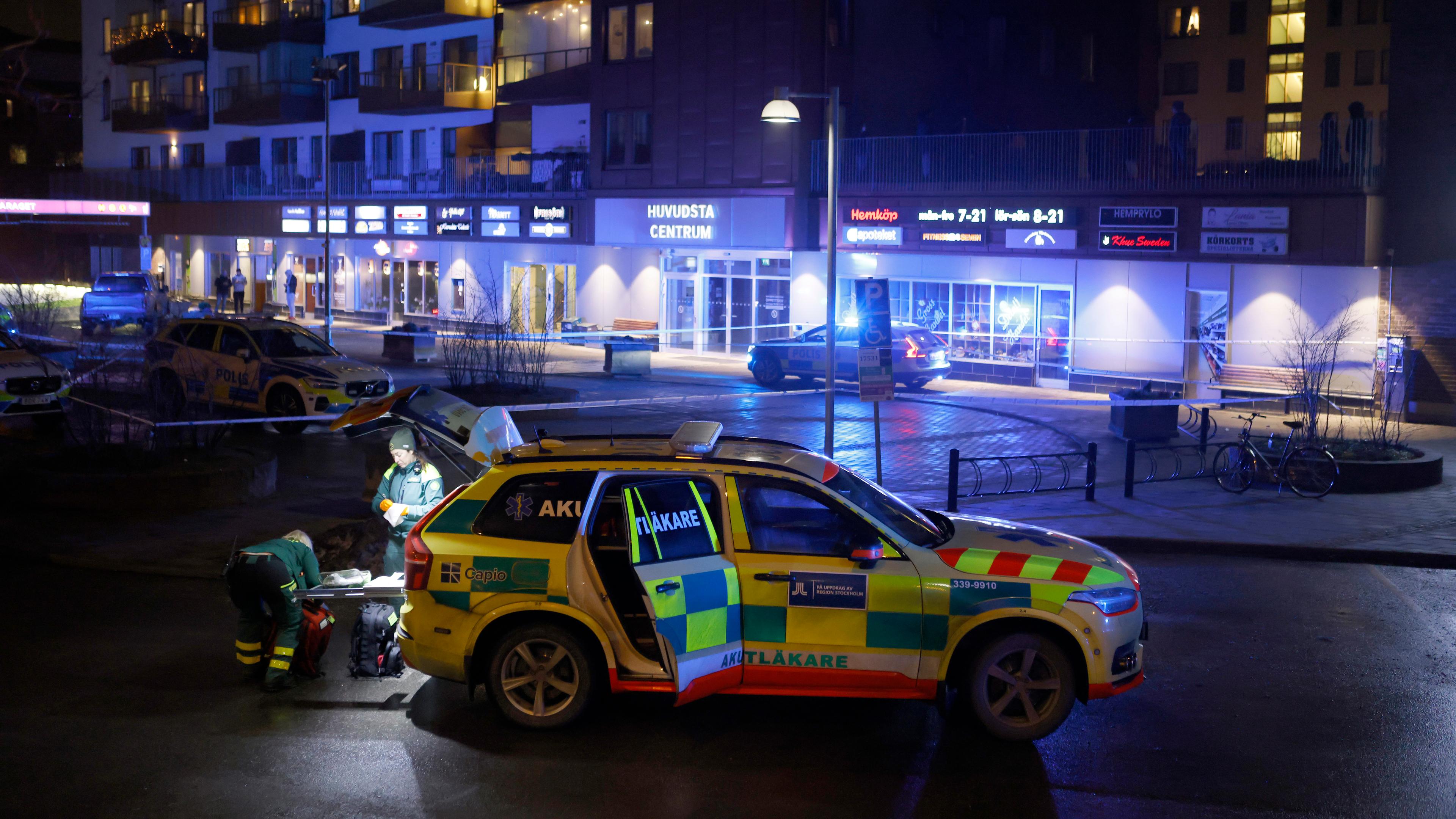 Schweden, Solna: Medizinisches Personal steht an der Stelle, an der ein Mann erschossen aufgefunden wurde. 