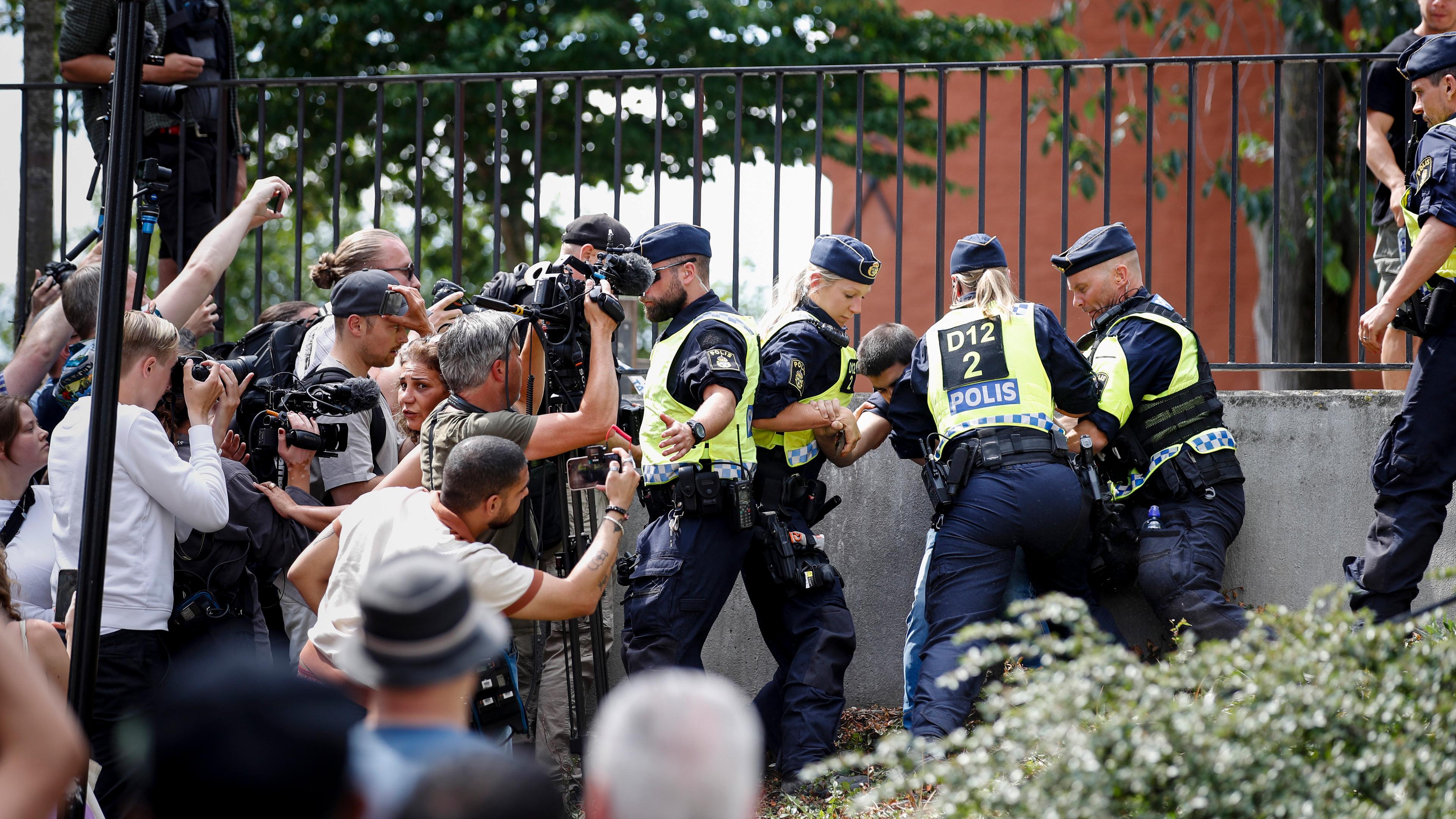 Schweden, Stockholm: Polizeieinstaz am Ort der Koranverbrennung