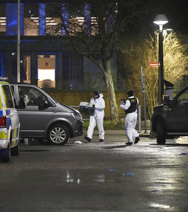 Rettungskräfte arbeiten am Tatort. Bei den tödlichen Schüssen an einer Schule in Örebro geht die Polizei derzeit nicht von einem Terrorakt aus. Das teilten die Ermittler in einer Pressekonferenz mit. Bei dem Verbrechen starben etwa zehn Menschen. Der mutmaßliche Täter, der vermutlich unter den Toten ist, sei der Polizei bisher unbekannt gewesen.