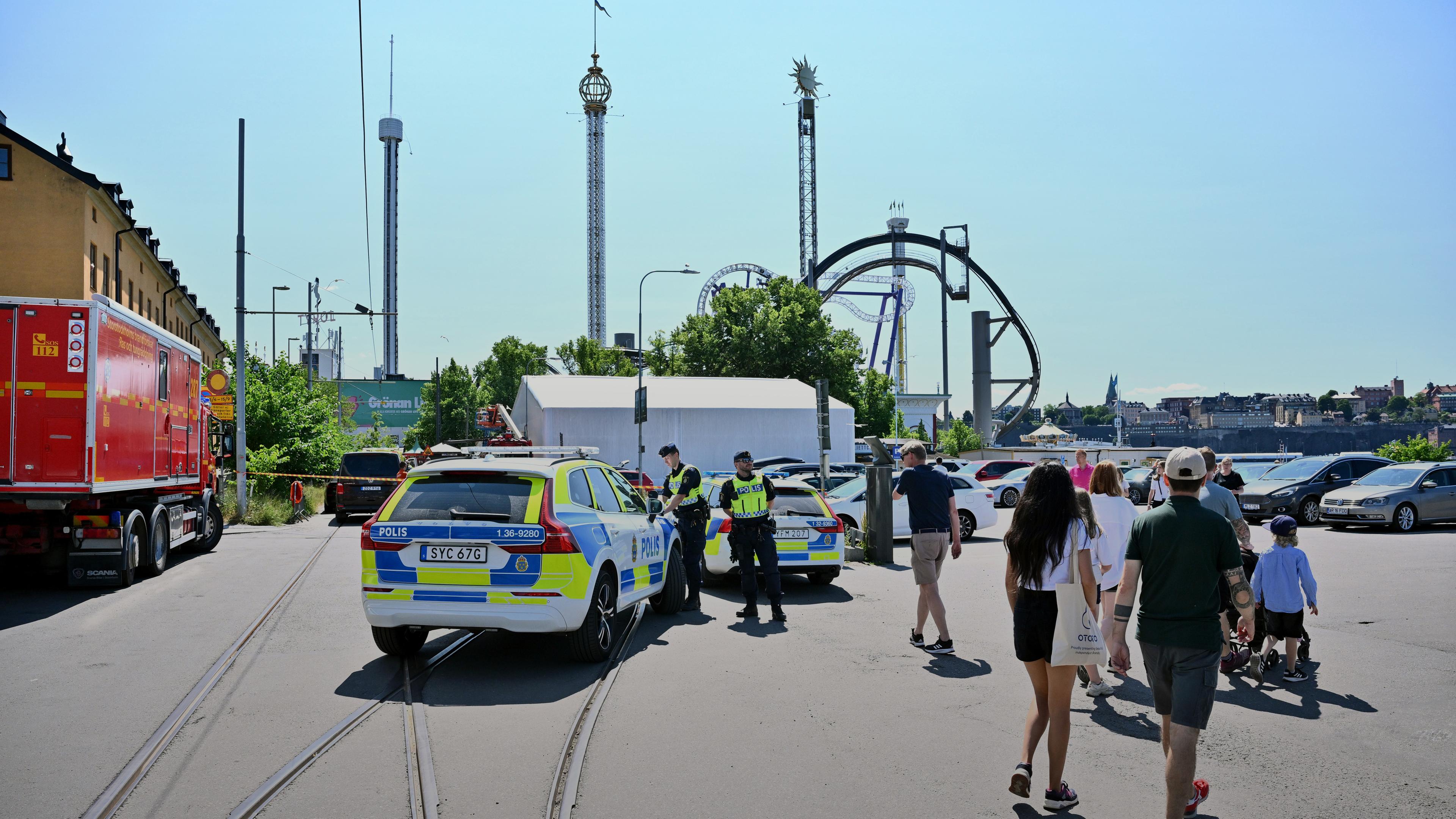 Schweden, Stockholm: Rettungskräfte und Polizei vor dem Vergnügungspark Grona Lund.