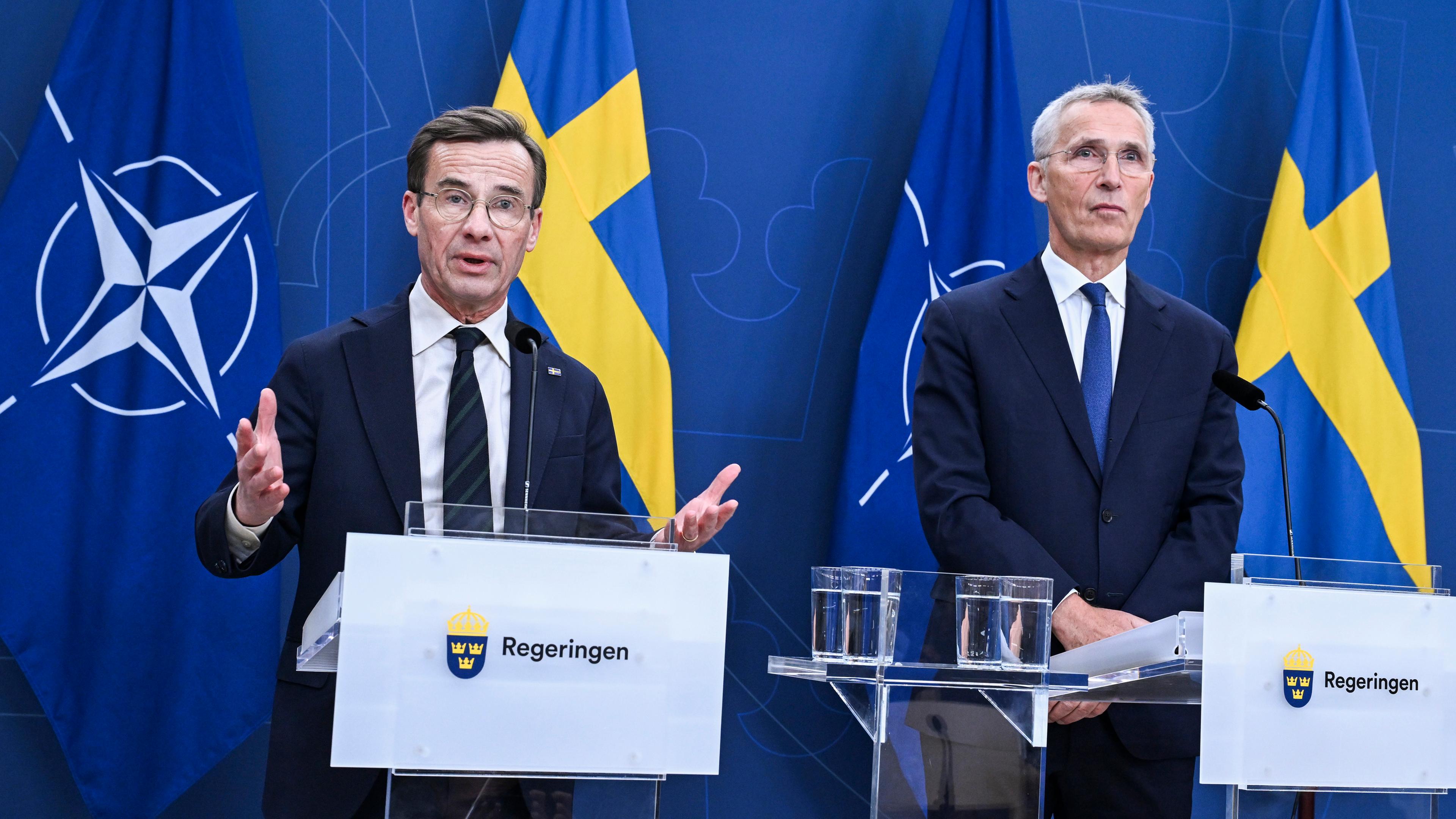 Schwedens Premierminister Ulf Kristersson (L) and NATO Generalsekretär Jens Stoltenberg