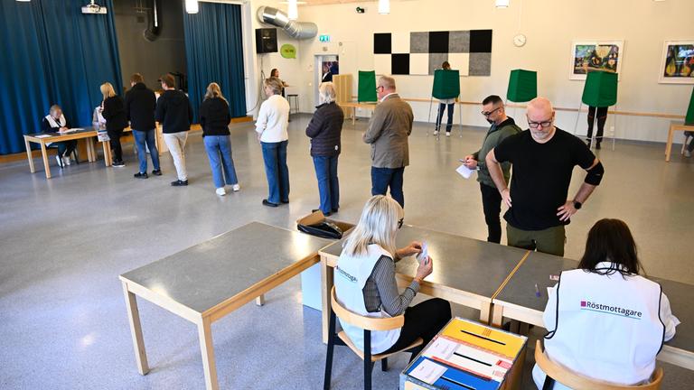 Menschen geben bei der schwedischen Parlamentswahl in einem Wahllokal in einer Schule in Enköping, Schweden, am 13. September 2026 ihre Stimme ab.