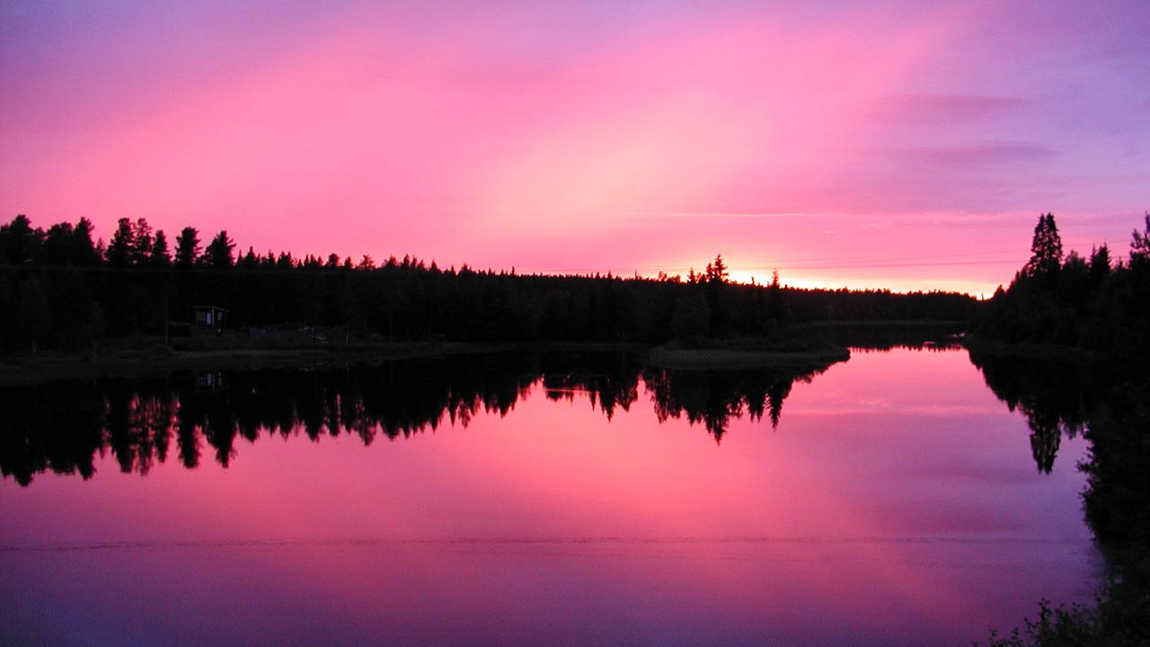 See und Wald in Schweden in der Abenddämmerung