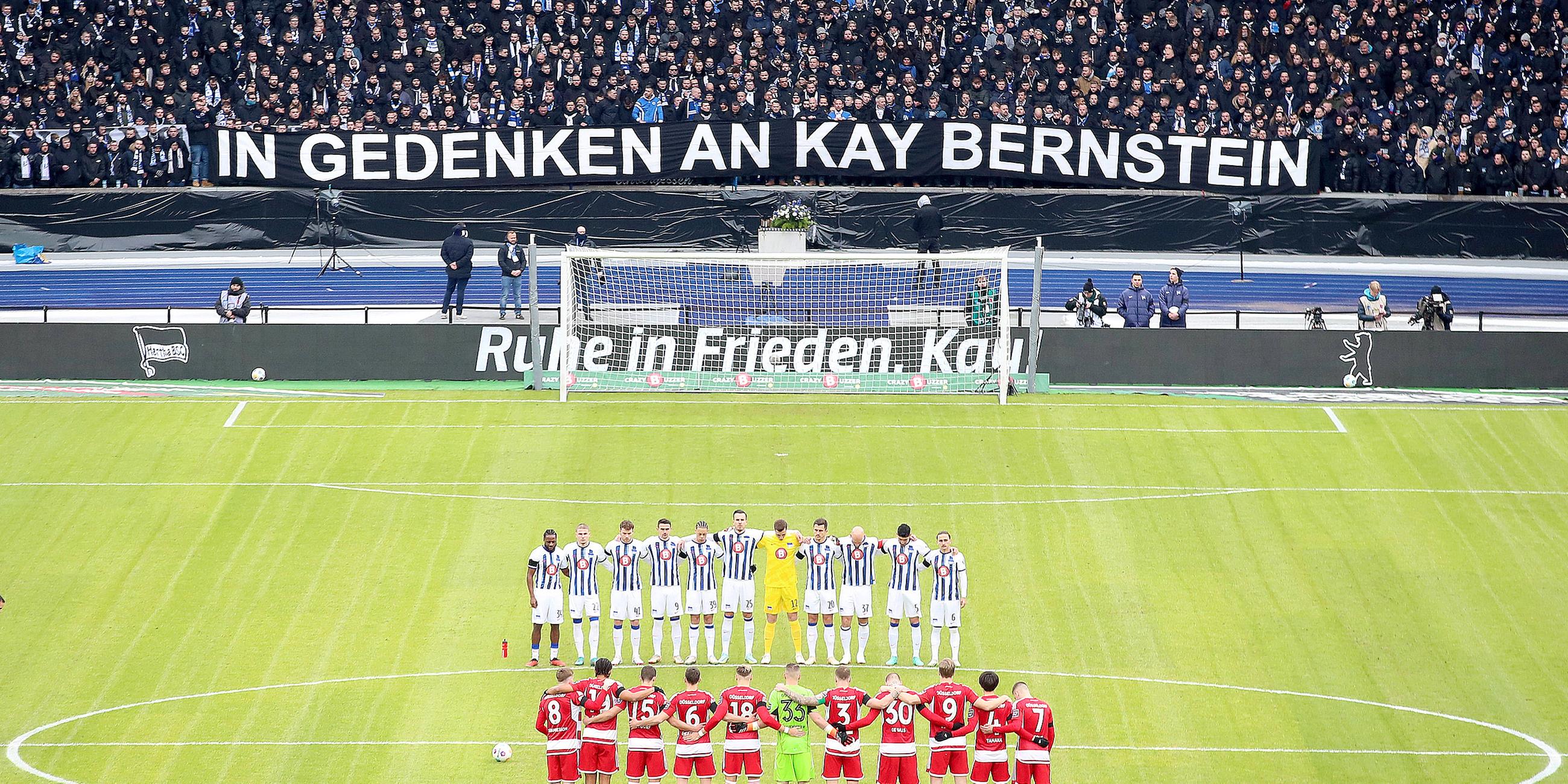 Hertha BSC Berlin - Fortuna Duesseldorf emspor, v.l. Schweigeminute für den verstorbenen Praesident Präsident Kay Bernstein (Hertha BSC Berlin).