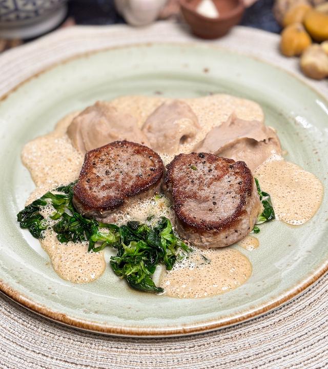 Schweinefilet mit Maronenpüree und Feldsalat