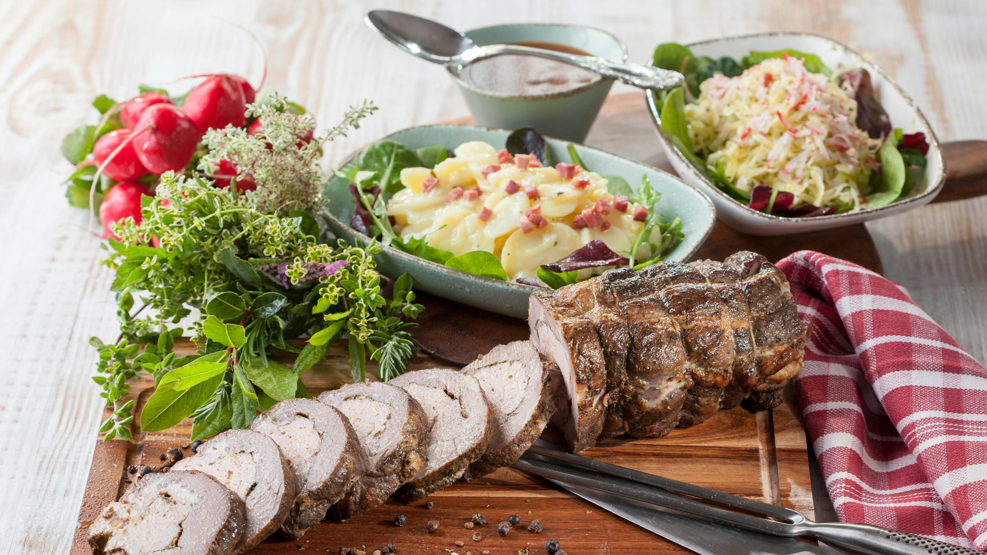 Gefullter Schweinekammbraten Mit Kartoffel Und Krautsalat Zdfmediathek 