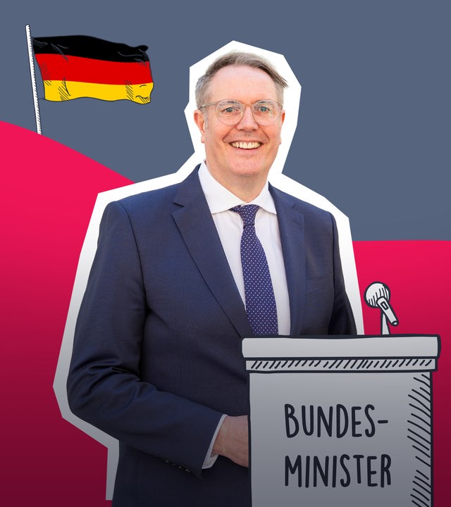 Illustration mit Bundesarbeitsminister Schweitzer im Anzug vor stilisiertem Hintergrund; daneben eine deutsche Flagge und ein Rednerpult mit der Aufschrift „Bundes-Minister“.