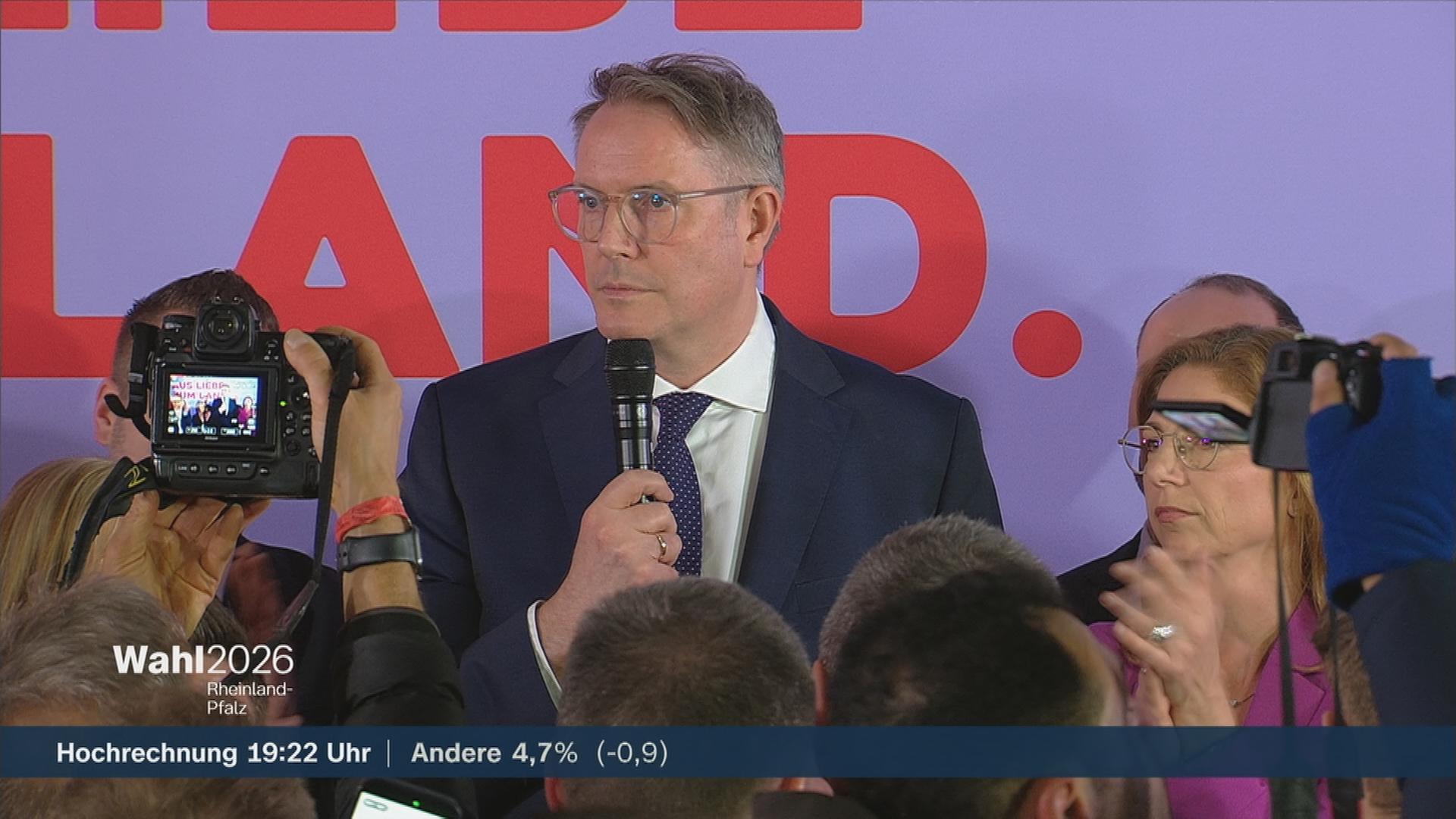 Ministerpräsident Alexander Schweitzer (SPD) mit einer Reaktion zur Landtagswahl in Rheinland-Pfalz.