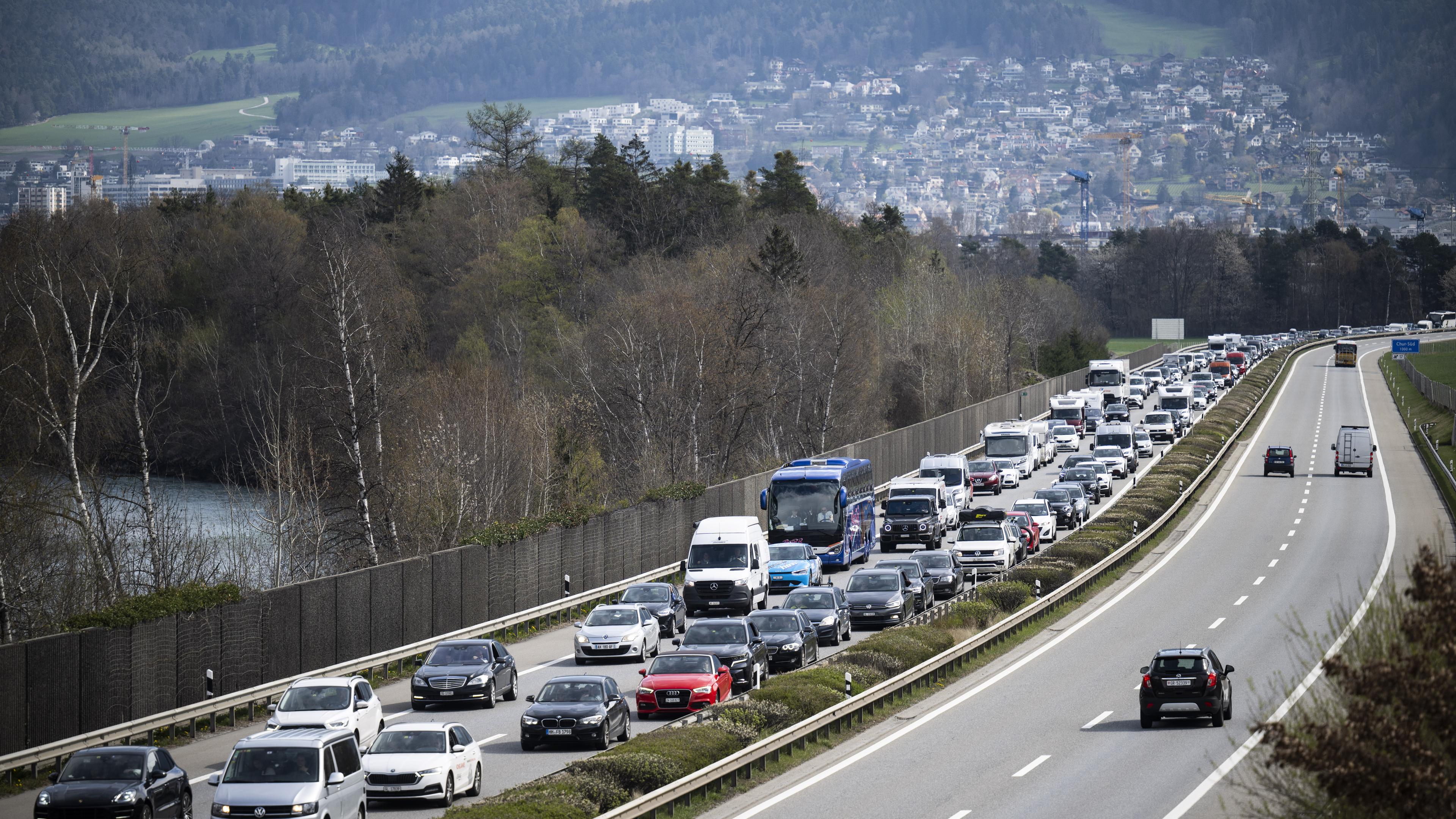 Autos stehen auf der A13 in Richtung Süden im Stau in der Schweiz.