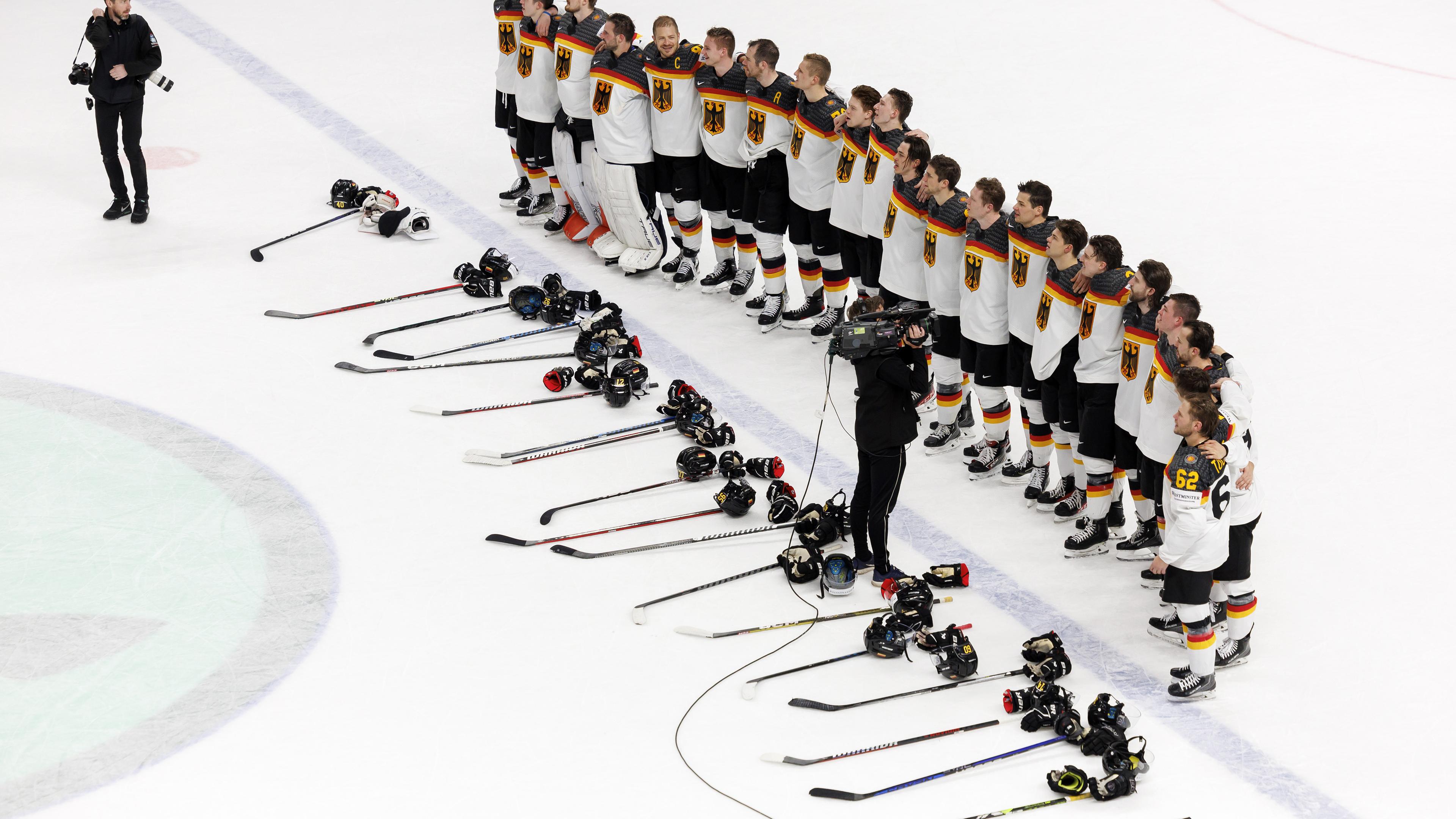  Viertelfinale in der Arena Riga: Die Spieler der deutschen Mannschaft hören nach ihrem Sieg die deutsche Hymne. 