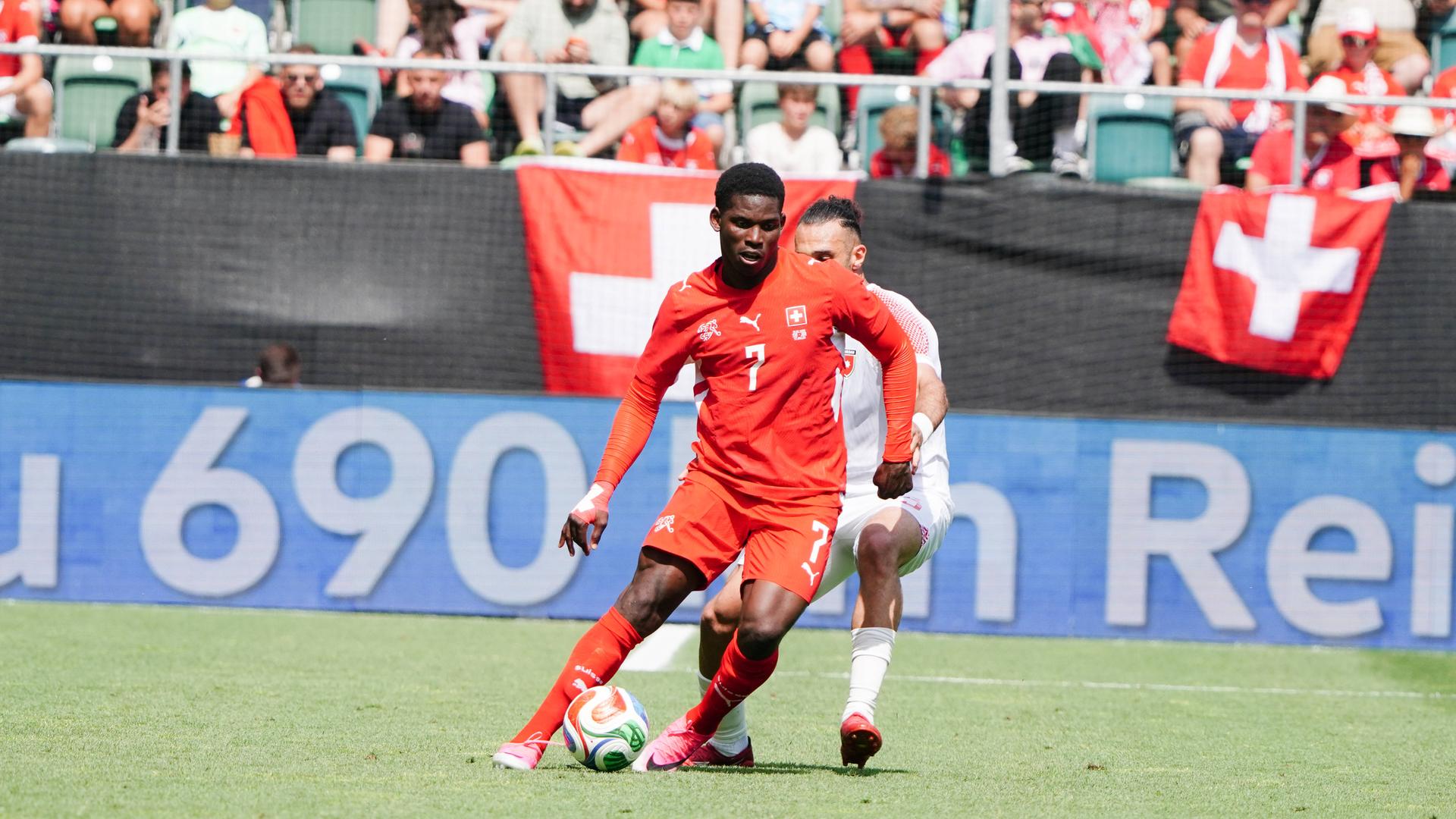 Breel Embolo in einer Offensivaktion im Länderspiel zwischen der Schweiz und Jordanien.