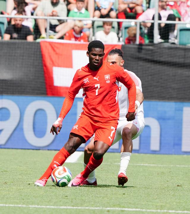 Breel Embolo in einer Offensivaktion im Länderspiel zwischen der Schweiz und Jordanien.