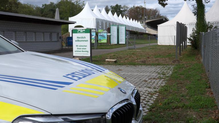 Ein schweizer Polizei-Auto steht vor dem Veranstaltungsort.