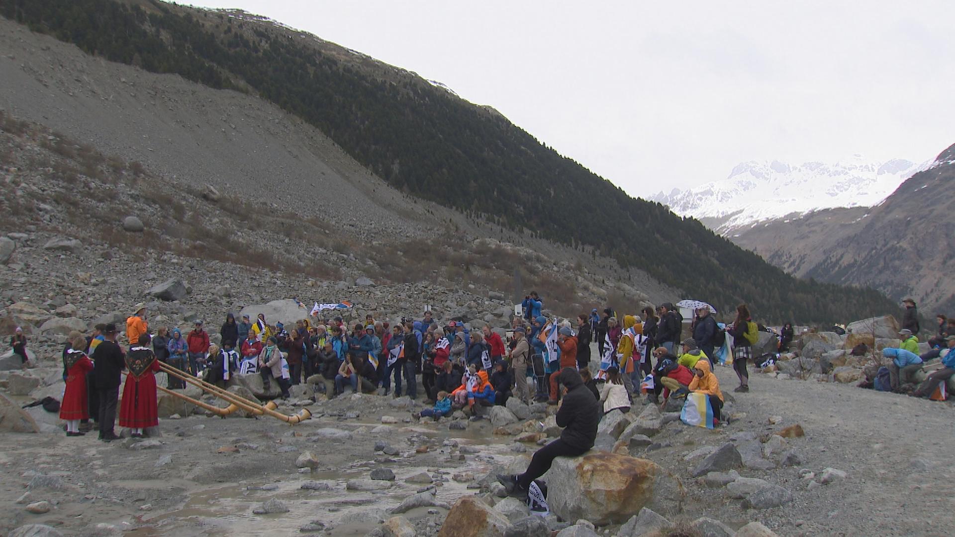 Schweiz: Seniorinnen „beerdigen“ Gletscher