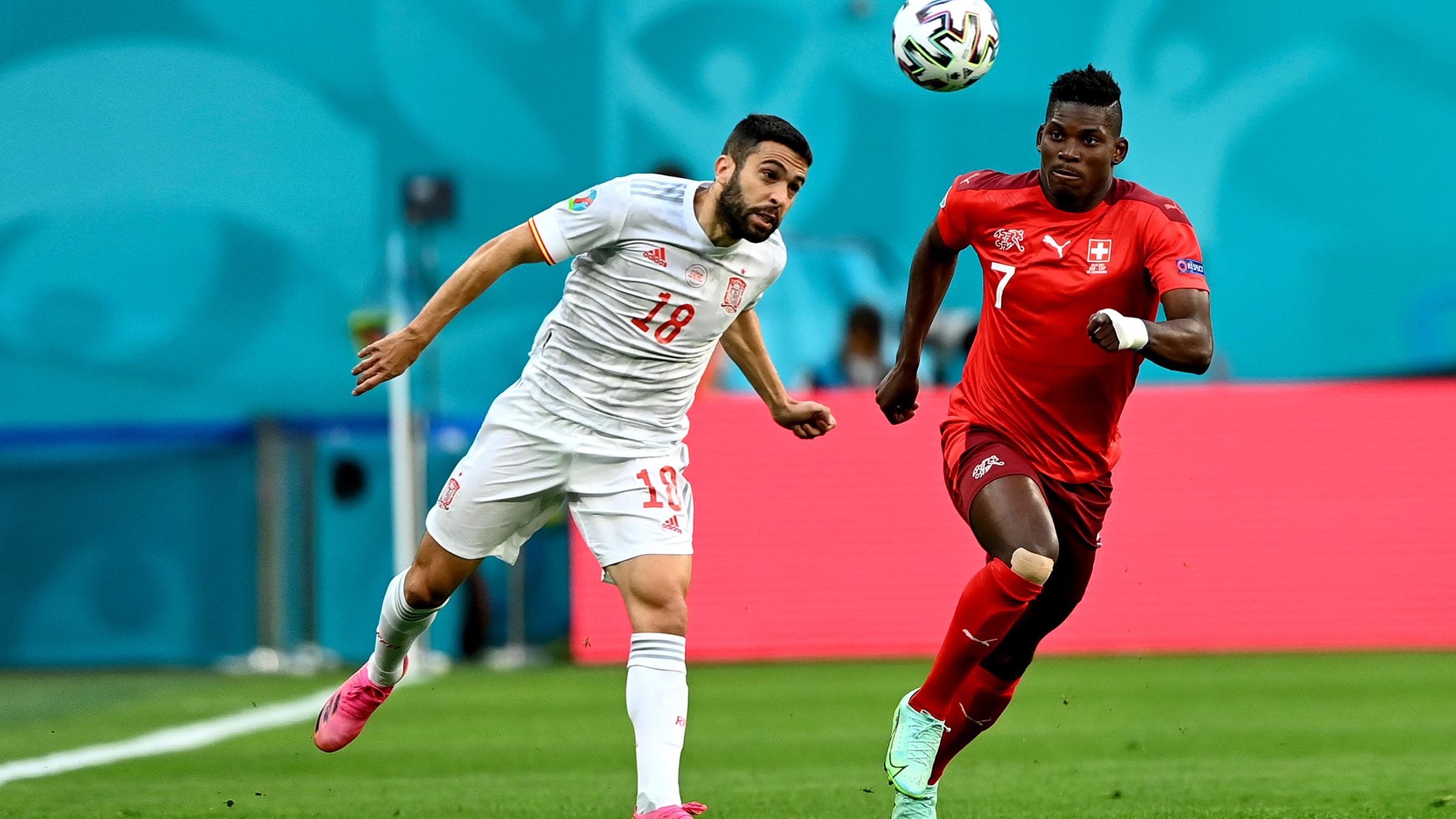 Jordi Alba und Breel Embolo in Aktion.