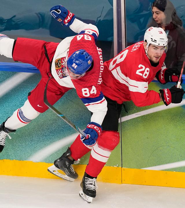 Tomas Kundratek (r/ Tschechien) und Timo Meier (Schweiz) im Zweikampf an der Bande.