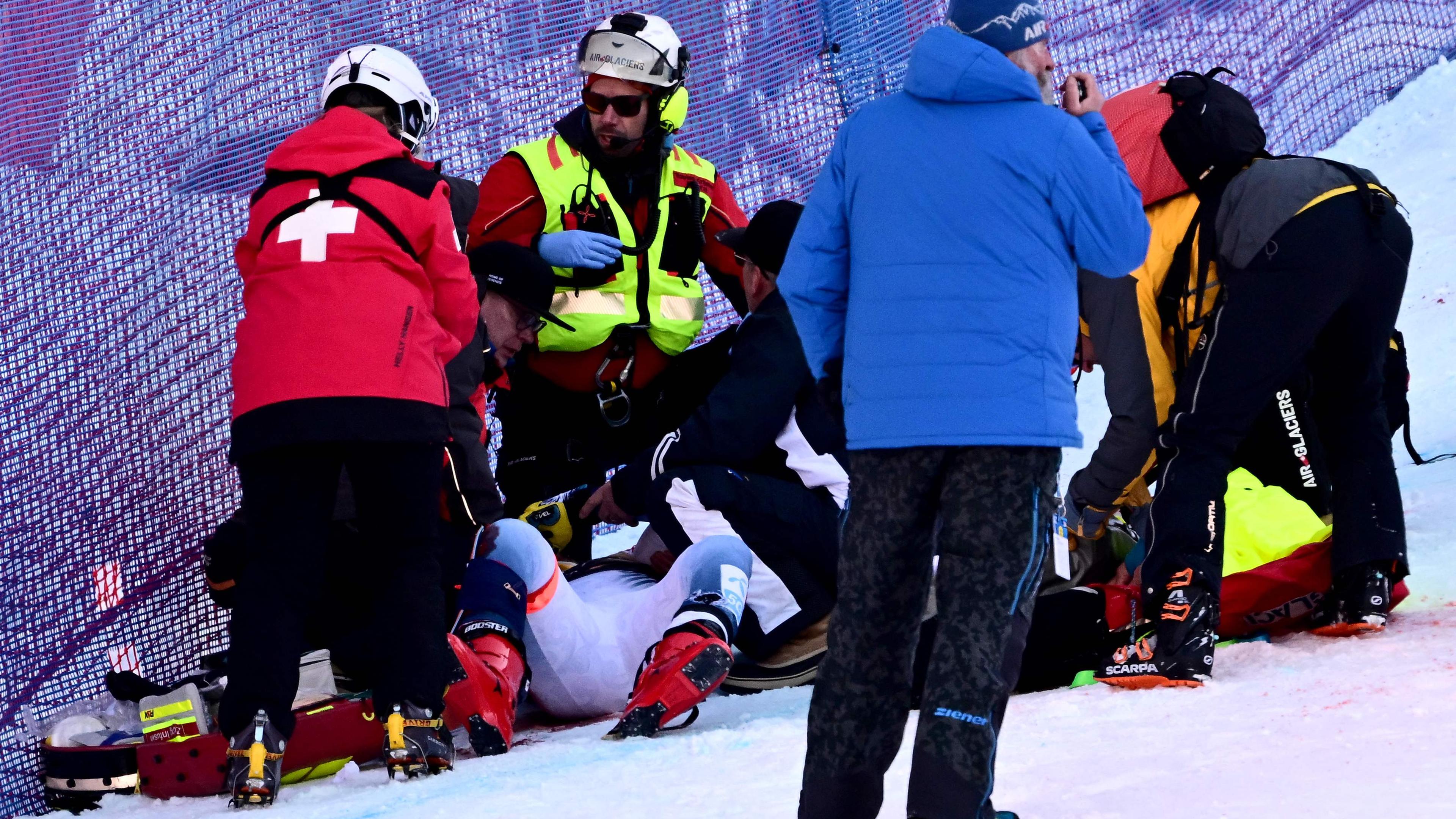 Schweiz, Wengen, Ski Alpin: Norweger Aleksander Aamodt Kilde erhält medizinische Hilfe nach einem Sturz